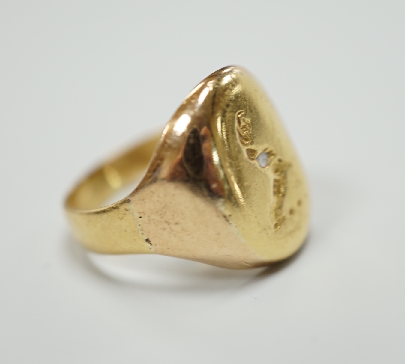 A yellow metal signet ring, carved with a crest, size K, 5.2 grams.